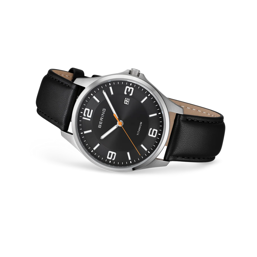 BERING Titanium Herrenuhr 16040-402 – Silber Gebürstet Schwarzes Zifferblatt Saphirglas