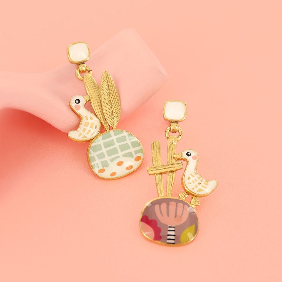 Ohrhänger Plume – Handbemalte Designer-Ohrhänger mit Federmotiv in Gold