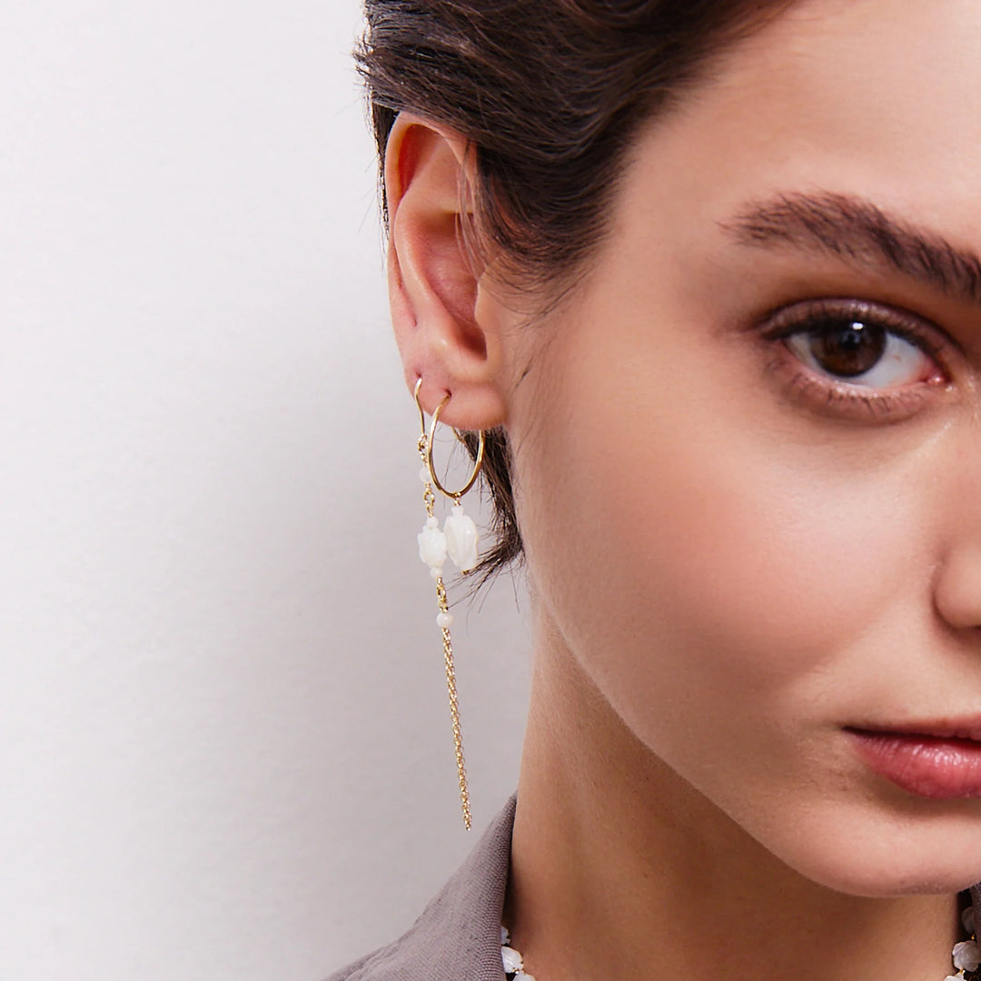 Ohrhänger Alice mit Perlmutt-Rosen – 925er Silber vergoldet