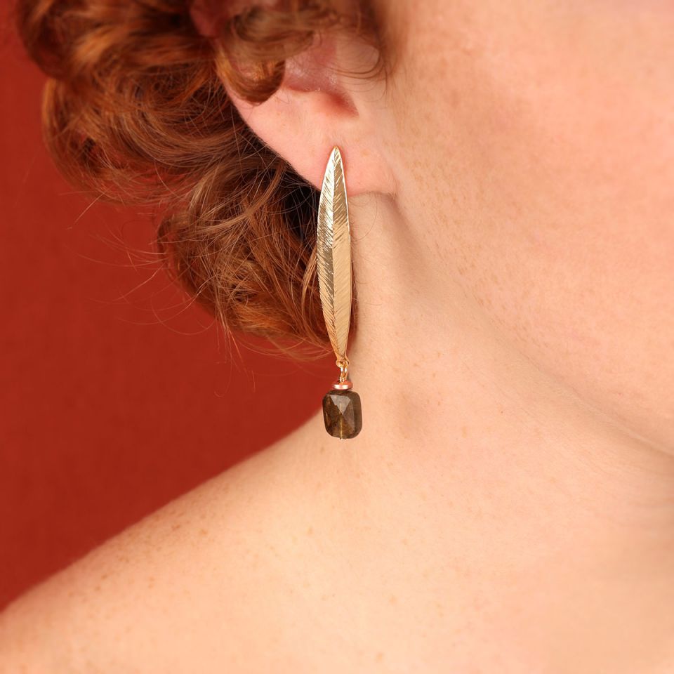 Taratata Ohrstecker Olive – Elegante Ohrringe mit Labradorit & Hämatit