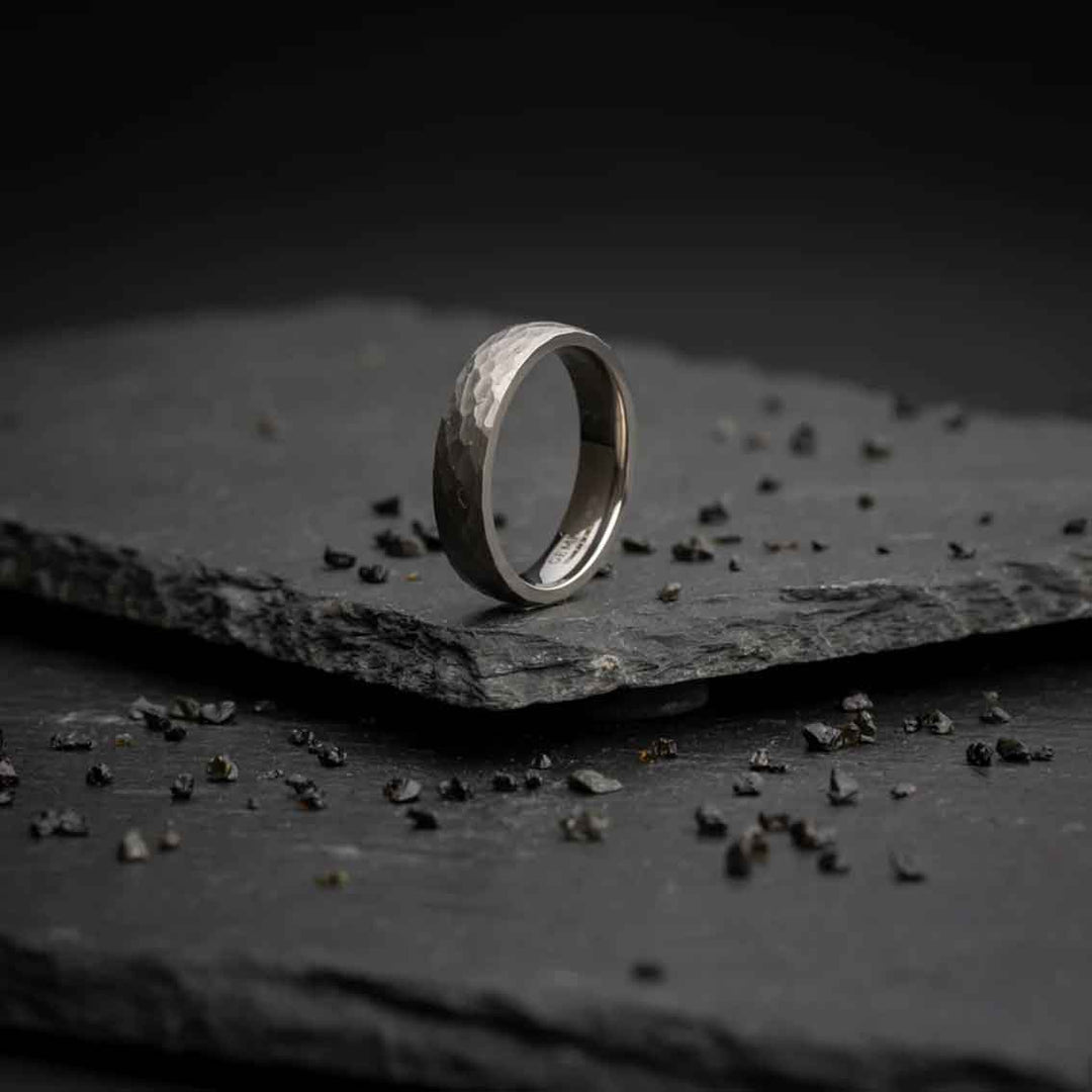 Titanring Herren, 5 mm mit facettiertem grauem Finish